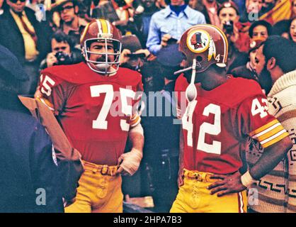 L'attaque offensive des Washington Redskins Terry Hermeling (75) et le grand receveur Charley Taylor (42) attendent d'être présentés avec leurs coéquipiers avant le match du championnat NFC contre les Dallas Cowboys au stade RFK à Washington, DC, le 31 décembre 1972. Les Redskins ont gagné le jeu et le droit de jouer dans le Super Bowl VII par un score de 26 - 3. Crédit: Arnie Sachs/CNP Banque D'Images