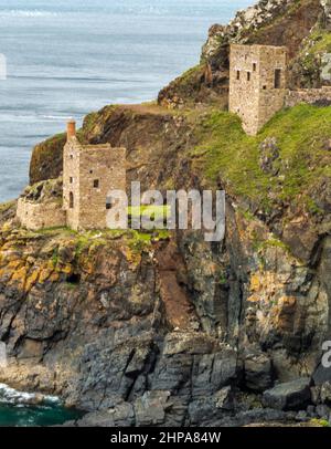 Vue depuis le haut d'une falaise recouverte de fleurs, site classé au patrimoine mondial de l'UNESCO, lors d'une journée d'été calme sur la côte nord de Cornouailles, un lieu de vacances populaire de la National Trust Banque D'Images