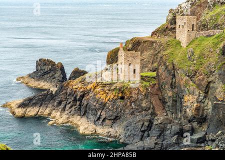 Vue depuis le haut d'une falaise recouverte de fleurs, site classé au patrimoine mondial de l'UNESCO, lors d'une journée d'été calme sur la côte nord de Cornouailles, un lieu de vacances populaire de la National Trust Banque D'Images