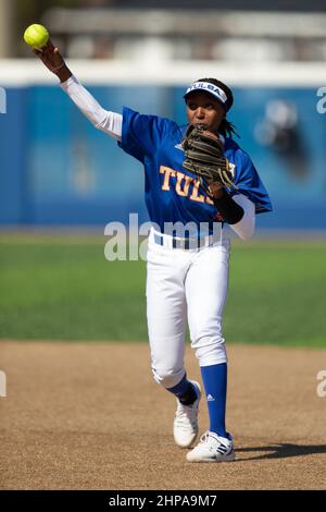 Imani Edwards (6), l'infianteur des ouragans de Tulsa, se lance en première place pour une sortie contre le nord du Texas lors du tournoi de softball de l'État de McNeese, vendredi 28 février Banque D'Images