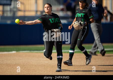 Tayla Evans (22), un infieleur de North Texas Mean Green, se lance en première place pour une sortie contre Tulsa lors du tournoi de softball de l'État de McNeese, le vendredi 28 février Banque D'Images