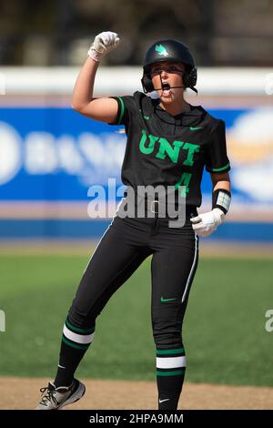 Mikayla Smith (4), un infieleur de North Texas Mean Green, célèbre un double RBI contre Tulsa lors du tournoi de softball de McNeese State, vendredi Banque D'Images