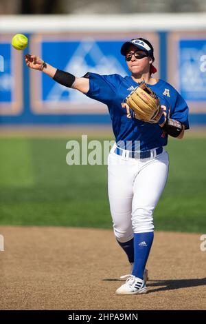 Abby Jones (2), l'infianteur des ouragans de Tulsa, se lance en première place pour une sortie contre le nord du Texas lors du tournoi de softball de l'État de McNeese, le vendredi 11 février Banque D'Images