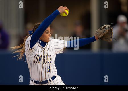 Ashley Vallejo (3), un lanceur de Cowgirls d'État de McNeese, débute contre Tulsa lors du tournoi de softball de l'État de McNeese, le samedi 12 février 2022, à Lake Banque D'Images