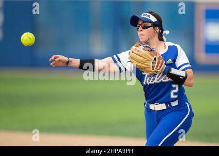 L'infianteur des ouragans de Tulsa, Abby Jones (2), se lance en première place pour une sortie contre UAB lors du tournoi de softball de l'État de McNeese, le samedi 12 février 2022 Banque D'Images