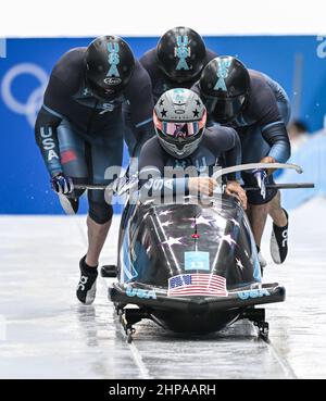 Pékin, Chine. 20th févr. 2022. Hunter Church/Joshua Williamson/Kristopher Horn/Charlie Volker des États-Unis concourent lors de la course de bobsleigh 4-man Heat of Beijing 2022 Winter Olympics au National Sliding Center dans le district de Yanqing, Beijing, capitale de la Chine, le 20 février 2022. Crédit : Sun Fei/Xinhua/Alay Live News Banque D'Images