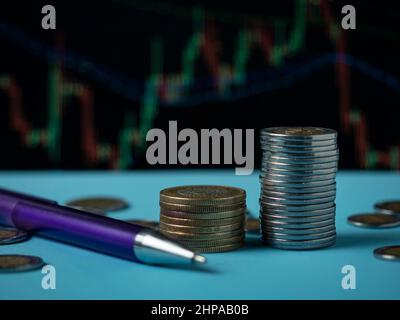 Pièces de monnaie et tableaux financiers, économie et finances. Banque D'Images