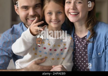 Un couple heureux de parents et une petite fille adorable tenant les clés Banque D'Images