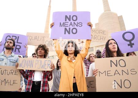 Groupe de personnes protestant dans les rues. Femmes féministes. Banque D'Images