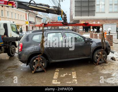 Tula, Russie - 3 janvier 2021 : chargement d'une voiture à l'aide d'un chariot de remorquage avec un manipulateur Banque D'Images