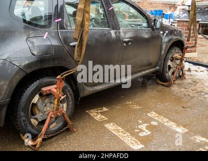 Tula, Russie - 3 janvier 2021 : la voiture est en préparation pour le chargement à l'aide d'un chariot de remorquage manipulateur Banque D'Images
