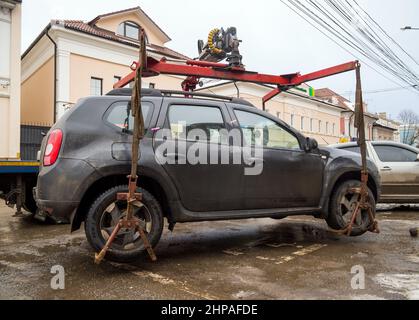 Tula, Russie - 3 janvier 2021 : chargement d'une voiture à l'aide d'un manipulateur Banque D'Images