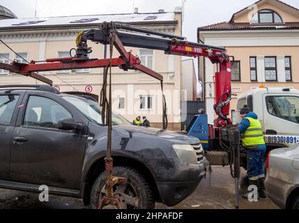 Tula, Russie - 3 janvier 2021 : le manipulateur du chariot de remorquage ramasse une voiture mal garée Banque D'Images