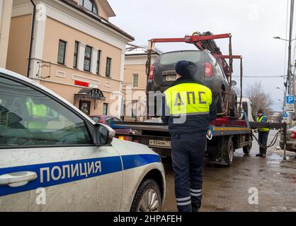 Tula, Russie - 3 janvier 2021 : évacuation d'une voiture mal garée Banque D'Images