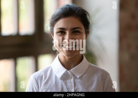 Portrait d'une femme d'affaires ou d'un employé indien millénaire souriant. Banque D'Images