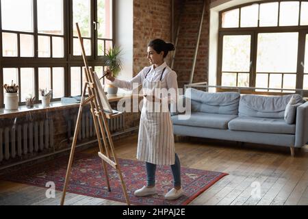 Femme indienne créative du millénaire sur un chevalet. Banque D'Images