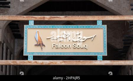 Doha, Qatar - janvier 15th 2022 : panneau Falcon Souq dans la vieille ville de Souq Waqif, Doha, Qatar Banque D'Images