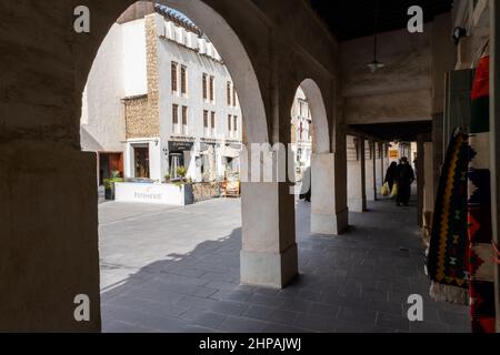 Doha, Qatar - janvier 15th 2022: Marchands et touristes dans une petite rue arabe à Souq Waqif, vieille ville, Doha, Qatar Banque D'Images