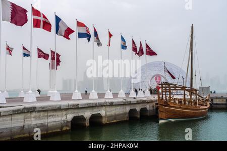 Doha, Qatar - janvier 15th 2022 : plusieurs drapeaux à la 'Way to the World Cup' sur la Corniche Promenade, Doha, Qatar Banque D'Images