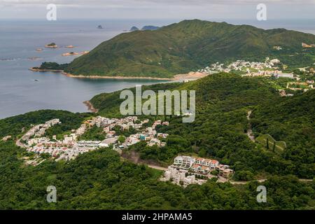 Hélicoptère montrant des maisons dans la péninsule de Clear Water Bay, en regardant vers le sud jusqu'à la mer de Chine méridionale, Hong Kong Banque D'Images