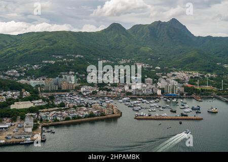 Hélicoptère montrant la ville de Sai Kung et l'abri du typhon, sous le sommet de Ma sur Shan, Hong Kong, 2008 Banque D'Images