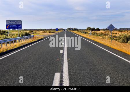 Bienvenue dans le panneau d'informations routières de l'Outback de Nouvelle-Galles du Sud à Balranald Town sur l'autoroute Sturt. Banque D'Images