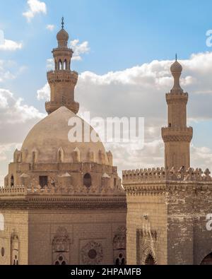 Les minarets et les dômes de la mosquée du Sultan Hassan et de la mosquée Al Rifai, le Caire, en Égypte, sur un fond ciel nuageux Banque D'Images