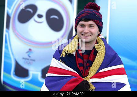 Bruce Mouat, en Grande-Bretagne, qui a été choisi comme porteur de drapeau lors de la cérémonie de clôture des Jeux Olympiques d'hiver de Beijing, pose pour des photographies à l'extérieur du National Sliding Center en Chine. Date de la photo: Dimanche 20 février 2022. Banque D'Images