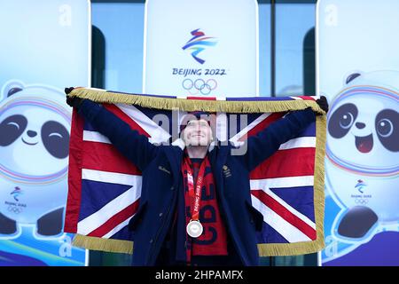 Bruce Mouat, en Grande-Bretagne, qui a été choisi comme porteur de drapeau lors de la cérémonie de clôture des Jeux Olympiques d'hiver de Beijing, pose pour des photographies à l'extérieur du National Sliding Center en Chine. Date de la photo: Dimanche 20 février 2022. Banque D'Images