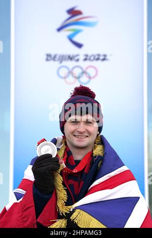 Bruce Mouat, en Grande-Bretagne, qui a été choisi comme porteur de drapeau lors de la cérémonie de clôture des Jeux Olympiques d'hiver de Beijing, pose pour des photographies à l'extérieur du National Sliding Center en Chine. Date de la photo: Dimanche 20 février 2022. Banque D'Images