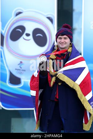 Bruce Mouat, en Grande-Bretagne, qui a été choisi comme porteur de drapeau lors de la cérémonie de clôture des Jeux Olympiques d'hiver de Beijing, pose pour des photographies à l'extérieur du National Sliding Center en Chine. Date de la photo: Dimanche 20 février 2022. Banque D'Images