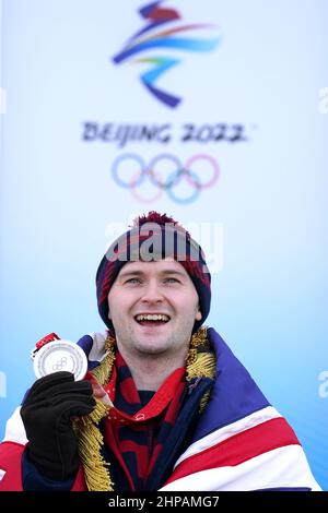 Bruce Mouat, en Grande-Bretagne, qui a été choisi comme porteur de drapeau lors de la cérémonie de clôture des Jeux Olympiques d'hiver de Beijing, pose pour des photographies à l'extérieur du National Sliding Center en Chine. Date de la photo: Dimanche 20 février 2022. Banque D'Images