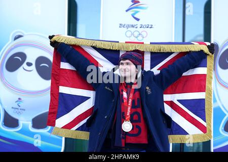 Bruce Mouat, en Grande-Bretagne, qui a été choisi comme porteur de drapeau lors de la cérémonie de clôture des Jeux Olympiques d'hiver de Beijing, pose pour des photographies à l'extérieur du National Sliding Center en Chine. Date de la photo: Dimanche 20 février 2022. Banque D'Images