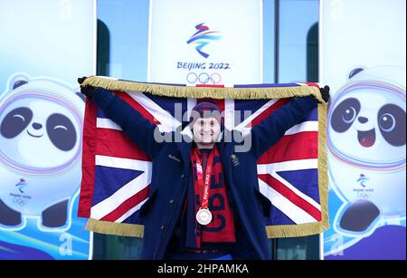 Bruce Mouat, en Grande-Bretagne, qui a été choisi comme porteur de drapeau lors de la cérémonie de clôture des Jeux Olympiques d'hiver de Beijing, pose pour des photographies à l'extérieur du National Sliding Center en Chine. Date de la photo: Dimanche 20 février 2022. Banque D'Images