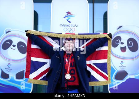 Bruce Mouat, en Grande-Bretagne, qui a été choisi comme porteur de drapeau lors de la cérémonie de clôture des Jeux Olympiques d'hiver de Beijing, pose pour des photographies à l'extérieur du National Sliding Center en Chine. Date de la photo: Dimanche 20 février 2022. Banque D'Images