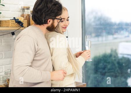 Un homme européen d'âge moyen et sa belle femme célèbrent, deviennent flirtés et boivent de l'alcool. Photo de haute qualité Banque D'Images