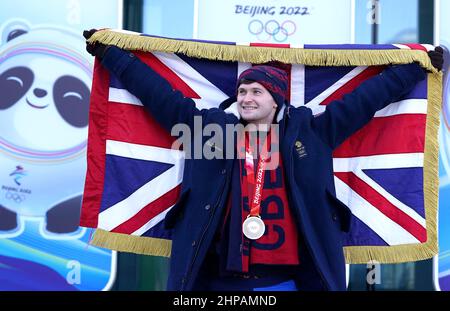 Bruce Mouat, en Grande-Bretagne, qui a été choisi comme porteur de drapeau lors de la cérémonie de clôture des Jeux Olympiques d'hiver de Beijing, pose pour des photographies à l'extérieur du National Sliding Center en Chine. Date de la photo: Dimanche 20 février 2022. Banque D'Images