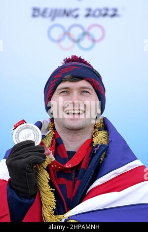 Bruce Mouat, en Grande-Bretagne, qui a été choisi comme porteur de drapeau lors de la cérémonie de clôture des Jeux Olympiques d'hiver de Beijing, pose pour des photographies à l'extérieur du National Sliding Center en Chine. Date de la photo: Dimanche 20 février 2022. Banque D'Images