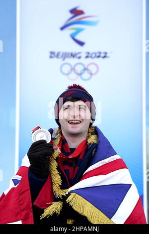 Bruce Mouat, en Grande-Bretagne, qui a été choisi comme porteur de drapeau lors de la cérémonie de clôture des Jeux Olympiques d'hiver de Beijing, pose pour des photographies à l'extérieur du National Sliding Center en Chine. Date de la photo: Dimanche 20 février 2022. Banque D'Images