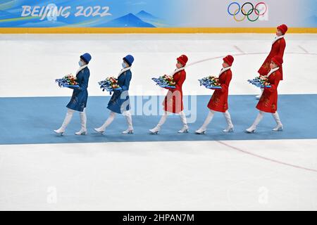 Pékin, Chine. 20th févr. 2022. Olympiques, hockey sur glace, Finlande - Comité olympique russe, finale, Stade intérieur national de Beijing, les médailles sont portées pour la cérémonie de remise des prix. Credit: Peter Kneffel/dpa/Alay Live News Banque D'Images