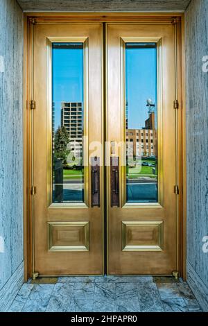 Réflexions dans les fenêtres des portes principales du capitole de l'État à Boise, Idaho, Etats-Unis Banque D'Images
