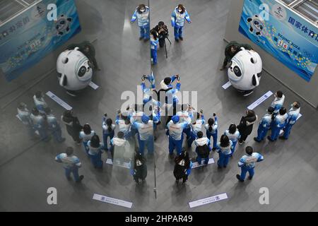 Pékin, Chine. 20th févr. 2022. Jeux Olympiques, Feature, les amateurs de volley ont pris leur photo avec Bing Dwen Dwen, mascotte officielle des Jeux Olympiques d'hiver de 2022. Credit: Peter Kneffel/dpa/Alay Live News Banque D'Images