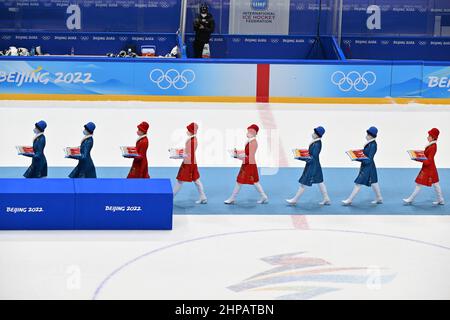 Pékin, Chine. 20th févr. 2022. Olympiques, hockey sur glace, Finlande - Comité olympique russe, finale, Stade intérieur national de Beijing, les médailles de la cérémonie de remise des prix sont portées au stade. Credit: Peter Kneffel/dpa/Alay Live News Banque D'Images