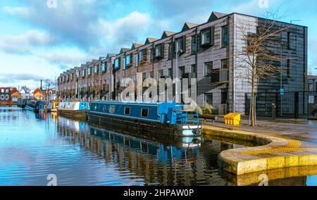 Des logements modernes et des bateaux étroits partagent le même site dans la nouvelle région de New Islington, à Manchester, en Angleterre, au Royaume-Uni Banque D'Images