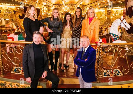 Rouille, Allemagne. 19th févr. 2022. Les membres du jury du concours Miss Allemagne se tiennent sur un carrousel dans un bâtiment à Europa-Park. 160 participants ont été invités à ce que l'on appelle les « expériences en direct » à Hambourg en septembre. Dans le même temps, ce changement signifie qu'il n'y aura pas 16 finalistes comme d'habitude, mais qu'il y aura un Top 10 dont la nouvelle Miss Allemagne sera choisie dans la finale d'aujourd'hui. Credit: Philipp von Ditfurth/dpa/Alay Live News Banque D'Images