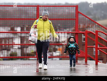 Sheffield, Angleterre, le 19th février 2022. Les fans de Sheffield United arrivent pour le match de championnat Sky Bet à Bramall Lane, Sheffield. Le crédit photo doit être lu : Darren Staples / Sportimage Banque D'Images