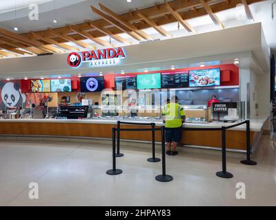 Orlando, Floride - 9 février 2022 : vue en gros plan du Panda Express Restaurant à l'intérieur du terminal B de l'aéroport international d'Orlando (MCO). Banque D'Images