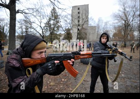 Kiev, Ukraine. 19th févr. 2022. Les Ukrainiens assistent à une formation militaire ouverte pour les civils dans le cadre de la « ne pas paniquer ! Préparez-vous ! ' À Kiev dans un climat de menace d'invasion russe. Crédit : SOPA Images Limited/Alamy Live News Banque D'Images