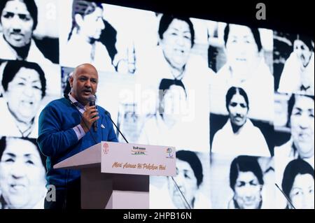 New Delhi, Inde. 19th févr. 2022. Manish Sisodia, ministre en chef de Delhi, rend hommage au Bharat Ratna Lata Mangeshkar 'meri Awaaj Hi Pehchan Hai' à Central Park, Connaught place.le gouvernement de Delhi a organisé un concert hommage pour rendre hommage à Lata Mangeshkar. La reine de mélodie Bharat Ratana, âgée de 92 ans, Lata Mangeshkar est décédée à l'hôpital privé de Mumbai le 6 février 2022. Crédit : SOPA Images Limited/Alamy Live News Banque D'Images