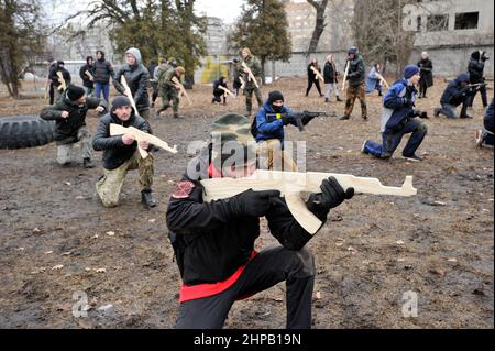 Kiev, Ukraine. 19th févr. 2022. Les Ukrainiens assistent à une formation militaire ouverte pour les civils dans le cadre de la « ne pas paniquer ! Préparez-vous ! ' À Kiev dans un climat de menace d'invasion russe. Crédit : SOPA Images Limited/Alamy Live News Banque D'Images